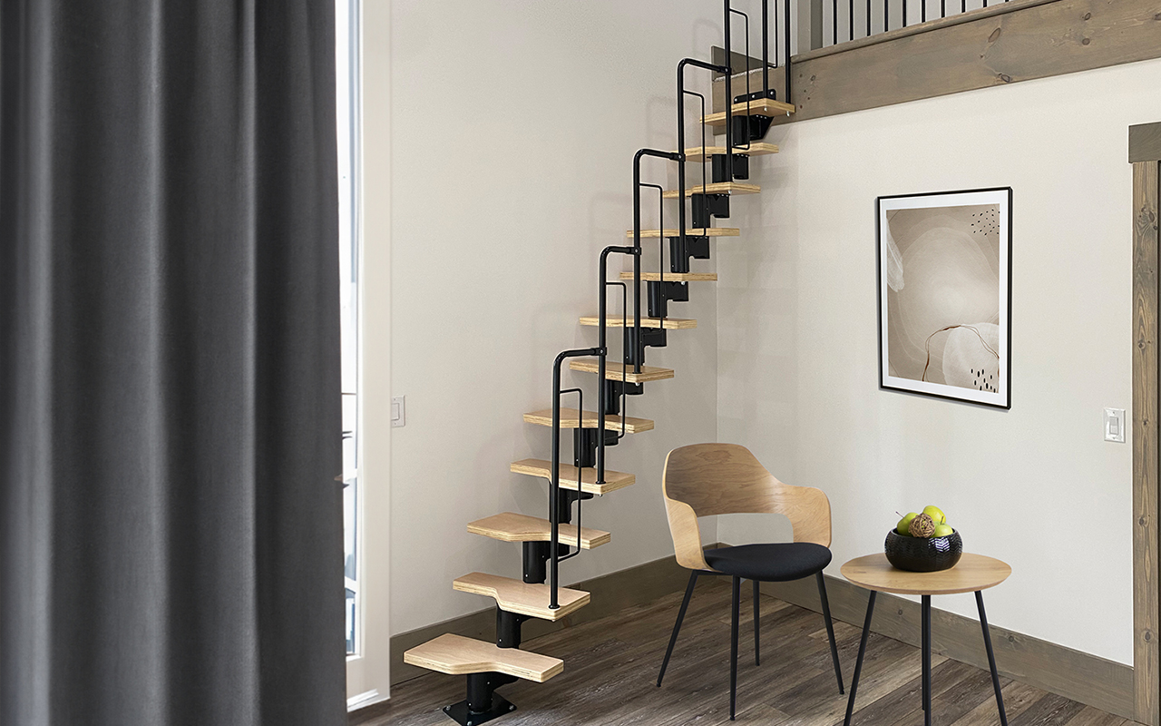 Cabaña de madera con escalera ahorra espacio negra.