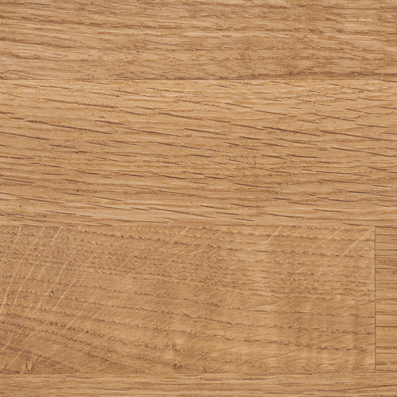 Primer plano de roble macizo con aceite natural, con un tono cálido y una veta visible.