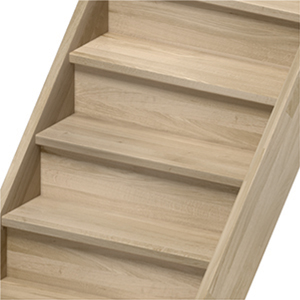 Imagen de una escalera de madera con contrahuellas cerradas, con peldaños y contrahuellas sólidas, que ofrece un diseño limpio y un potencial de almacenamiento debajo.